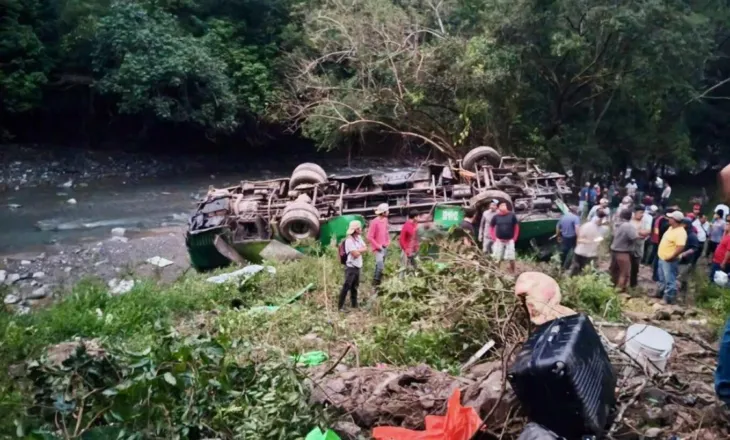 Tragjedi në Meksikë, të paktën dhjetë të vdekur dhe 32 të plagosur nga përmbysja e një autobusi