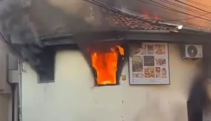 Tragjike/ Shkrumbohet nga flakët banesa në Prizren, humb jetën foshnja 1-vjeçare