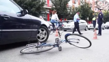 Tragjike/ Shoferja humb kontrollin e mjetit dhe merr para biçikletën, vdes tragjikisht 69-vjeçari