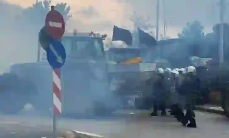 Traktorët drejt policisë, rriten tensionet në Selanik gjatë bllokadës së fermerëve