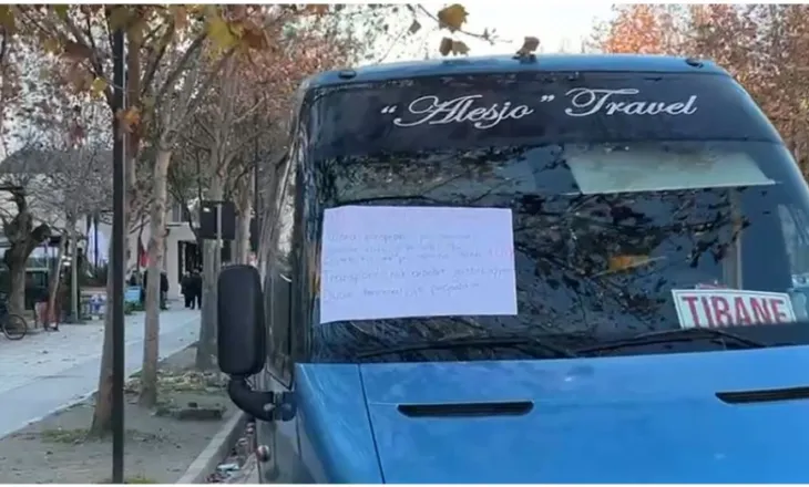 Transporti drejt falimentimit, Interbuz Vlorë në protestë, bllokohen rrugët kryesore