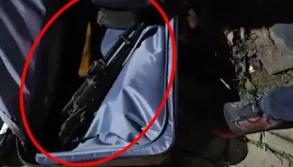 Transportonte kallashnikov dhe municion brenda një valixheje, arrestohet pranë terminalit të autobusëve 24-vjeçari!