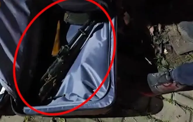 Transportonte kallashnikov dhe municion brenda një valixheje, arrestohet pranë terminalit të autobusëve 24-vjeçari!