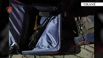 Transportonte në një valixhe një kallashnikov që donte ta shiste, arrestohet 24-vjeçari pranë terminalit të autobusëve në Tiranë
