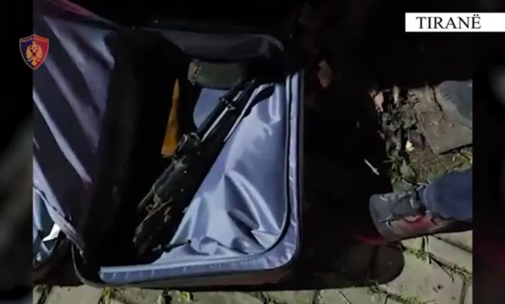 Transportonte në një valixhe një kallashnikov që donte ta shiste, arrestohet 24-vjeçari pranë terminalit të autobusëve në Tiranë