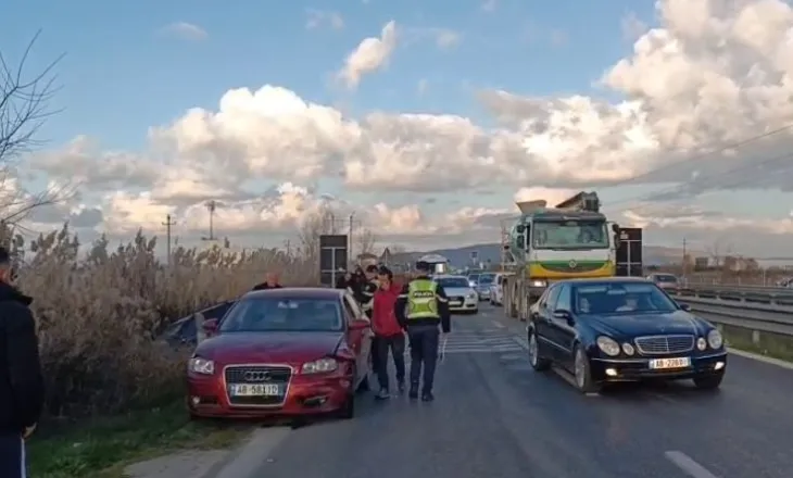 Tre automjete përplasen në aksin rrugor Lushnjë-Fier, raportohet se.. Zjarrfikësit dhe ambulancat në vendngjarje (FOTOT)