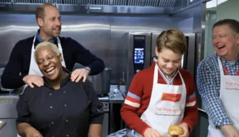 Tre breza në shërbim të personave në nevojë/ George i bashkohet babait të tij, Princit William në përgatitjen e vaktit për të pastrehët në Londër