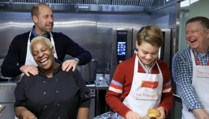 Tre breza në shërbim të personave në nevojë/ George i bashkohet babait të tij, Princit William në përgatitjen e vaktit për të pastrehët në Londër