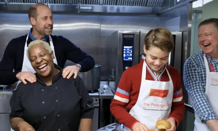 Tre breza në shërbim të personave në nevojë/ George i bashkohet babait të tij, Princit William në përgatitjen e vaktit për të pastrehët në Londër