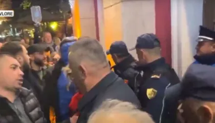 Tre ditë pa ujë/ Qeveria i lë në mëshirë të fatit, qytetarët e Vlorës protestë, mblidhen tek Teatri ‘Petro Marko’