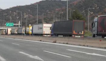 Tre orë pritje/ Fermerët grekë vijojnë protestat edhe gjatë Krishtlindjeve, sipas vendimeve të marra…