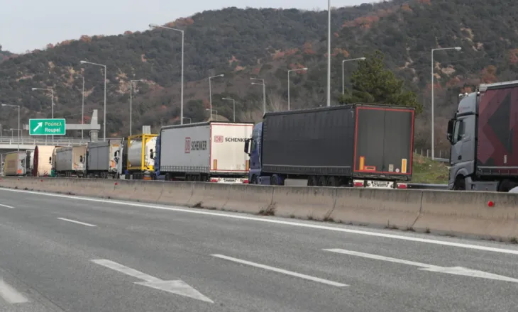 Tre orë pritje/ Fermerët grekë vijojnë protestat edhe gjatë Krishtlindjeve, sipas vendimeve të marra…