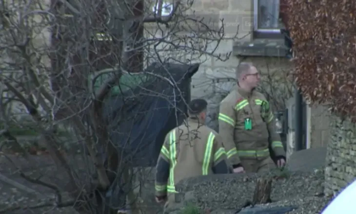 Tronditëse, humbin jetën tragjikisht nëna dhe dy fëmijët e saj. Mbetën të bllokuar ndërsa shtëpia u përfshi nga flakët ditën e Krishtlindjeve