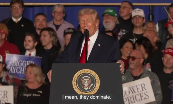 Trump bën komente të pazakonta për sekretaren e shtypit në mitingun e Pensilvanisë: Buzë që nuk ndalen, si mitraloz i vogël