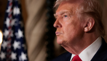 Trump largon 30 diplomatë dhe përgatit terrenin për besnikët e tij