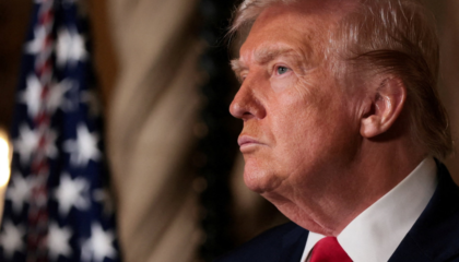 Trump largon 30 diplomatë dhe përgatit terrenin për besnikët e tij