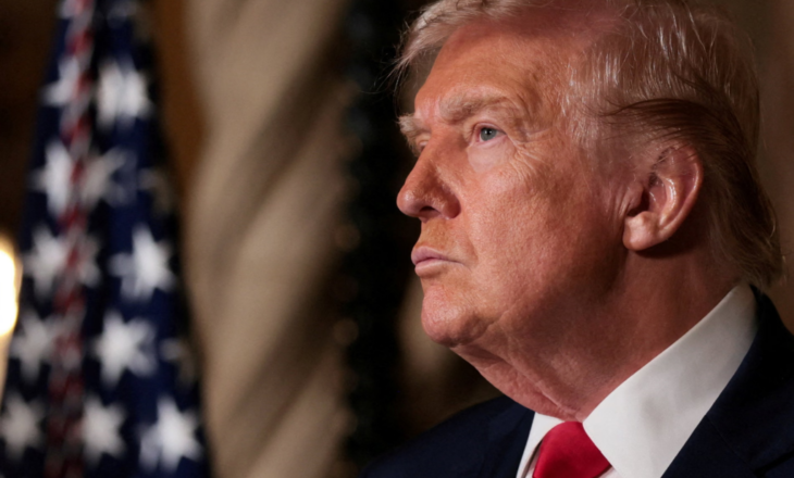 Trump largon 30 diplomatë dhe përgatit terrenin për besnikët e tij