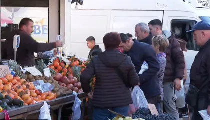 Tryeza “e kripur” për festa/ Rriten çmimet e disa produkteve, ankohen edhe emigrantët: Më lirë në Greqi