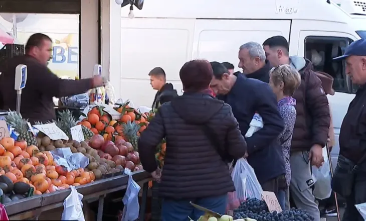 Tryeza “e kripur” për festa/ Rriten çmimet e disa produkteve, ankohen edhe emigrantët: Më lirë në Greqi