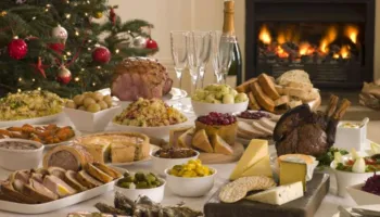 Tryeza festive/ Kombinimet si ka ndryshuar menuja e Vitit të Ri, ja çfarë duhet të mos mungojë në tavolinë