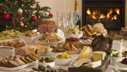 Tryeza festive/ Kombinimet si ka ndryshuar menuja e Vitit të Ri, ja çfarë duhet të mos mungojë në tavolinë