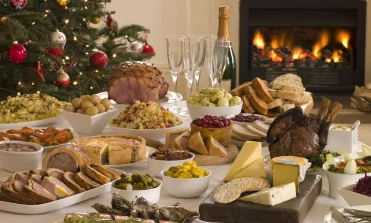 Tryeza festive/ Kombinimet si ka ndryshuar menuja e Vitit të Ri, ja çfarë duhet të mos mungojë në tavolinë