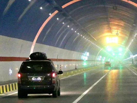 Tuneli më i gjatë i autostradës në botë hapet për trafik