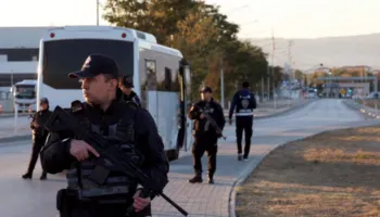 Turqia arreston 115 pjesëtarë të dyshuar të IS-it që “planifikonin sulme për Vitin e Ri”