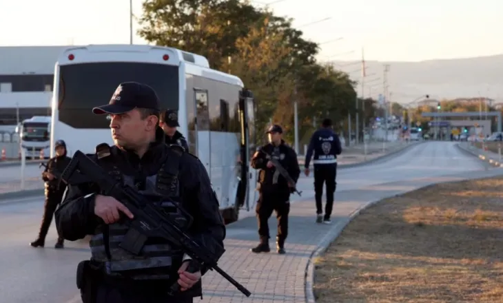 Turqia arreston 115 pjesëtarë të dyshuar të IS-it që po planifikonin sulme për Vitin e Ri