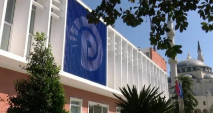 Tym, flakadanë dhe tensione, pas mbylljes së seancës deputetët e PD mblidhen në seli