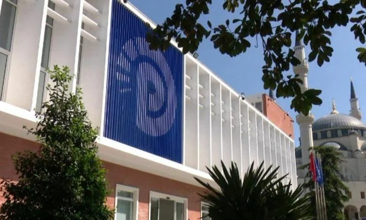 Tym, flakadanë dhe tensione, pas mbylljes së seancës deputetët e PD mblidhen në seli