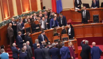 Tym, flakadanë dhe tensione, pas mbylljes së seancës deputetët e PD mblidhen në selinë blu