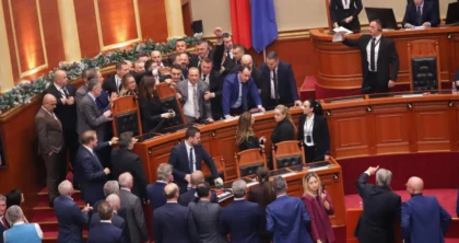 Tym, flakadanë dhe tensione, pas mbylljes së seancës deputetët e PD mblidhen në selinë blu