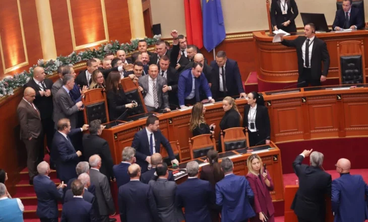 Tym, flakadanë dhe tensione, pas mbylljes së seancës deputetët e PD mblidhen në selinë blu