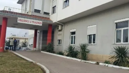 U dëmtua në fytyrë nga lëndët piroteknike, 15-vjeçari nga Durrësi dërgohet me urgjencë te Trauma