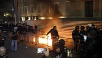 “U futa mes turmës për të bërë foto…”/ Flet qytetari kosovar që u arrestua në protestën e PD: Dola rastësisht në shesh…