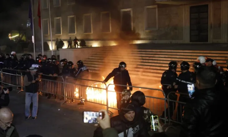 “U futa mes turmës për të bërë foto…”/ Flet qytetari kosovar që u arrestua në protestën e PD: Dola rastësisht në shesh…