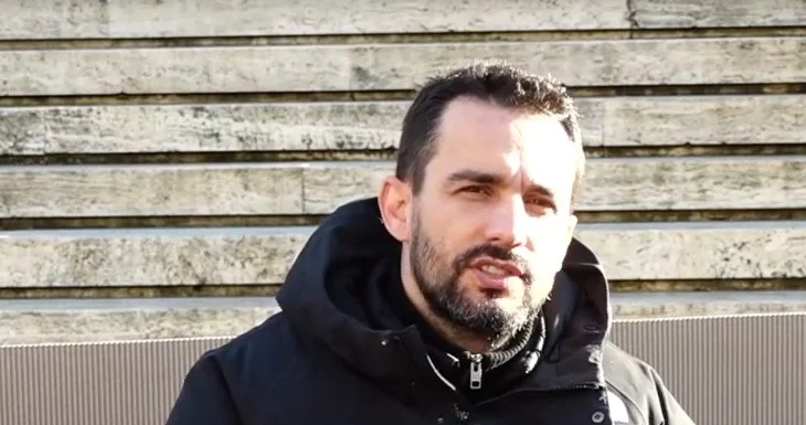 ‘U kapën gafil duke vjedhur’, Lapaj vijon protestën para Kryeministrisë: Kjo qeveri s’ka më legjitimitet