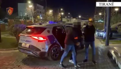 U kapën në flagrancë në një lokal në Ndroq teksa vinin baste sportive me telefona, arrestohen 2 persona