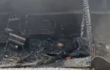 U përfshi nga flakët, shkrumbohet një banesë gjatë natës në Dibër, dyshohet se…