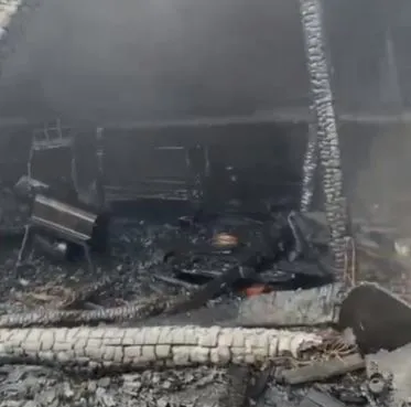 U përfshi nga flakët, shkrumbohet një banesë gjatë natës në Dibër, dyshohet se…