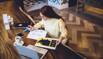 U pushua nga puna sepse shkonte shumë herët në punë, rasti që ka ndezur debat në Spanjë