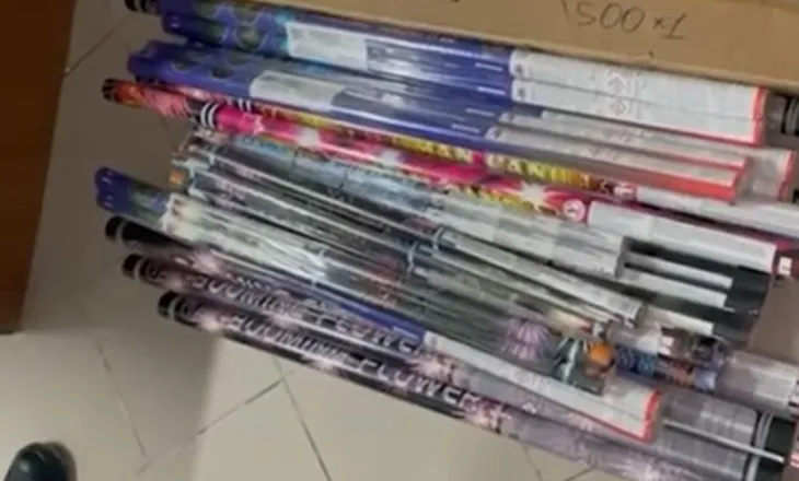 U shiste kapsolla e fishekzjarre fëmijëve, e pëson tregtarja në Elbasan, ja çfarë iu gjet pas kontrollit