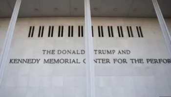 U vendos që Qendrës Kennedy t’i shtohej edhe emri i Trump, artistët anulojnë shfaqjet: Nuk mund të lejojmë që…