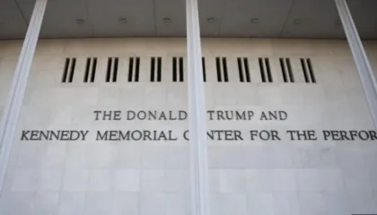U vendos që Qendrës Kennedy t’i shtohej edhe emri i Trump, artistët anulojnë shfaqjet: Nuk mund të lejojmë që…