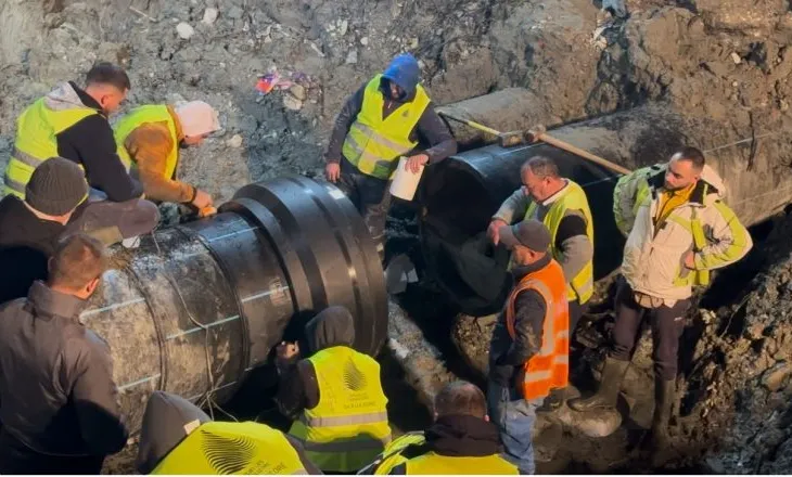 Uji rikthehet pjesërisht në Vlorë, rregullohet defekti por qyteti nuk furnizohet me kapacitet të plotë