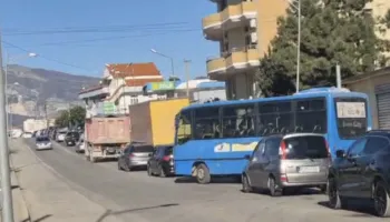 Unaza e Elbasanit “paralizohet” nga trafiku
