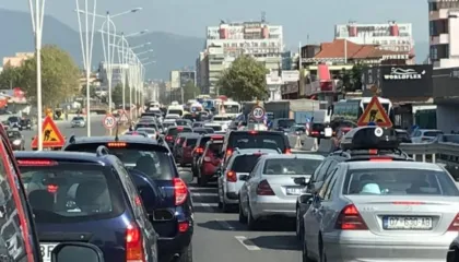 Unaza e Madhe “ngrin” në trafik, radhë të pafundme makinash