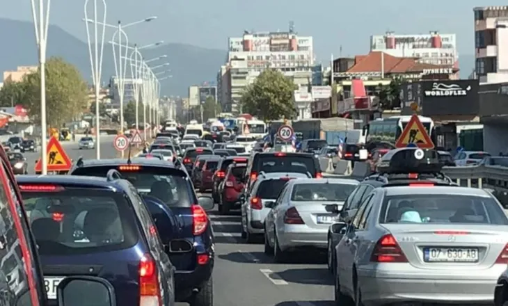 Unaza e Madhe “ngrin” në trafik, radhë të pafundme makinash