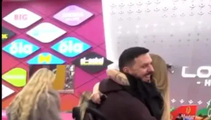 “Unë e di që më do”. Përqafime dhe batuta mes Mirit dhe Selinës në B